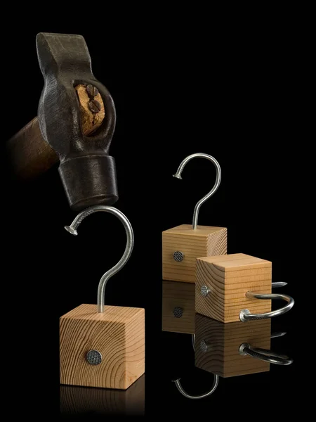 Alter Hammer Und Drei Holzwürfel Mit Den Nägeln Form Eines — Stockfoto