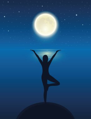 Yoga yapan insan silueti okyanusun kenarında dolunay ve yıldızlı gökyüzü