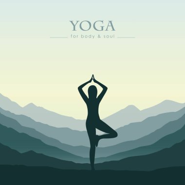 Kız yeşil dağ manzarasında yoga yapıyor.