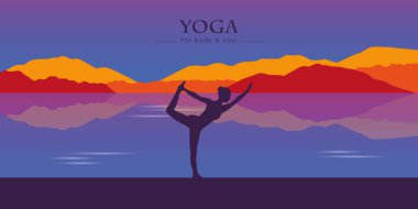 Kız güzel göl ve dağ sonbahar manzarasında yoga yapıyor.