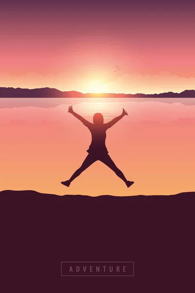 Menina salto feliz ao nascer do sol por lago com vista para a montanha — Vetor de Stock