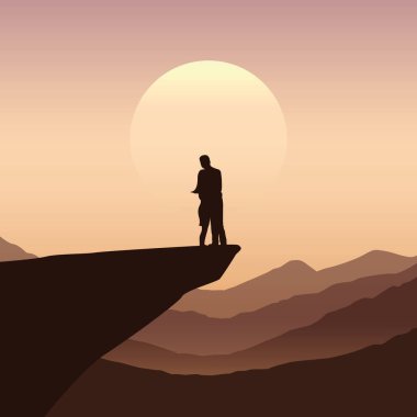 Birbirlerine aşık çiftler dağın eteğinde bir uçurumun kenarında