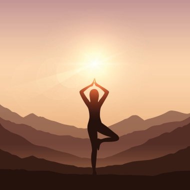 Kız dağ manzarasında yoga yapıyor.
