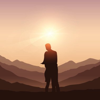 Birbirlerine aşık çiftler dağ manzarasında gün ışığında