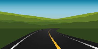 Yeşil dağlarda asfalt yol yaz manzarası