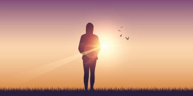 Yazın yalnız kız gün ışığında çayırda