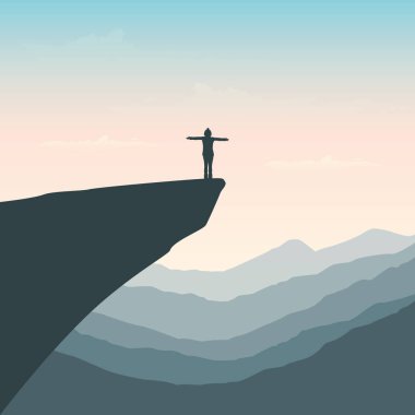 Uçurumun kenarındaki doğa manzarasında gezen maceracı kız.