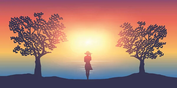 Летняя девушка в солнечный день стоит между двумя деревьями у океана — стоковый вектор