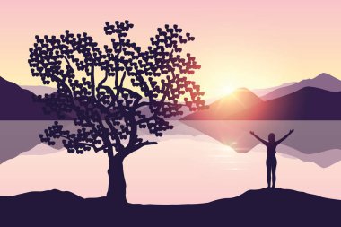 Gün doğumunda göl kenarında kollarını kaldırmış bir kız.