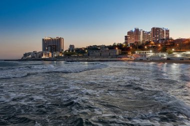 Akşam manzaralı deniz manzaralı binalar