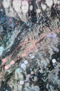 Petri sanatı - resimde modern bir teknik, epoksiye alkollü mürekkep ekleyerek yaratılır. Sertleştikten sonra mürekkep damlaları sertleşir ve alg, karamel resifleri ve deniz yatağı gibi görünür..