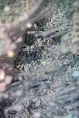 Petri sanatı - resimde modern bir teknik, epoksiye alkollü mürekkep ekleyerek yaratılır. Sertleştikten sonra mürekkep damlaları sertleşir ve alg, karamel resifleri ve deniz yatağı gibi görünür..