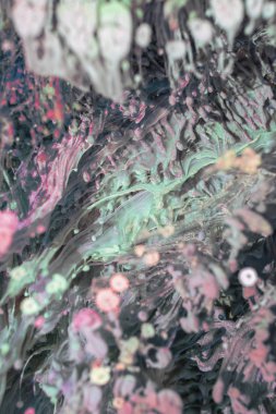 Petri sanatı - resimde modern bir teknik, epoksiye alkollü mürekkep ekleyerek yaratılır. Sertleştikten sonra mürekkep damlaları sertleşir ve alg, karamel resifleri ve deniz yatağı gibi görünür..