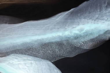 Siyah arka planda mavi ve pembe bir sis. Orijinal alkol mürekkebi resminin bir parçası. Modern sanat. Soyut renkli arka plan, duvar kağıdı. Mermer dokusu. Modern afişler için Sıvı Sanat, ruhani grafik.