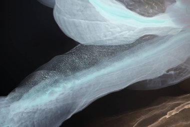 Siyah arka planda mavi ve pembe bir sis. Orijinal alkol mürekkebi resminin bir parçası. Modern sanat. Soyut renkli arka plan, duvar kağıdı. Mermer dokusu. Modern afişler için Sıvı Sanat, ruhani grafik.