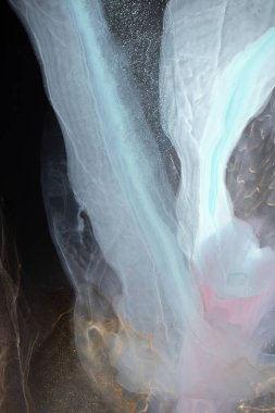 Siyah arka planda mavi ve pembe bir sis. Orijinal alkol mürekkebi resminin bir parçası. Modern sanat. Soyut renkli arka plan, duvar kağıdı. Mermer dokusu. Modern afişler için Sıvı Sanat, ruhani grafik.