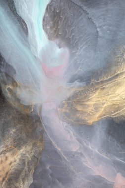 Siyah arka planda alkol mürekkebi var. Alkol mürekkebi renkleri saydam. Tasarım kağıdı, duvar kağıdı. Modern akışkan sanat. Çok renkli mermer desen arkaplanı. Renkli lüks dokusu.