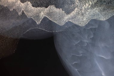 Siyah arka planda alkol mürekkebi var. Alkol mürekkebi renkleri saydam. Tasarım kağıdı, duvar kağıdı. Modern akışkan sanat. Çok renkli mermer desen arkaplanı. Renkli lüks dokusu.