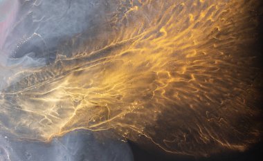 Siyah arka planda alkol mürekkebi var. Alkol mürekkebi renkleri saydam. Tasarım kağıdı, duvar kağıdı. Modern akışkan sanat. Çok renkli mermer desen arkaplanı. Renkli lüks dokusu.