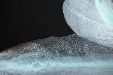 Siyah arka planda mavi ve pembe bir sis. Orijinal alkol mürekkebi resminin bir parçası. Modern sanat. Soyut renkli arka plan, duvar kağıdı. Mermer dokusu. Modern afişler için Sıvı Sanat, ruhani grafik.