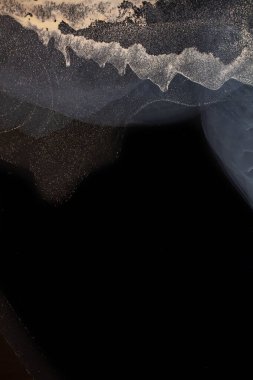 Siyah arka planda alkol mürekkebi var. Alkol mürekkebi renkleri saydam. Tasarım kağıdı, duvar kağıdı. Modern akışkan sanat. Çok renkli mermer desen arkaplanı. Renkli lüks dokusu.