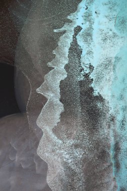 Mavi, pembe, yeşil, mor, kırmızı, kırmızı, sarı, siyah bir arka plan. Orijinal alkol mürekkebi resminin bir parçası. Modern sanat. Soyut renkli arka plan, duvar kağıdı. Mermer dokusu. Modern afişler için Sıvı Sanat, ruhani grafik tasarımı.