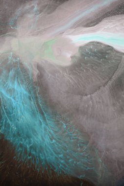 Mavi, pembe, yeşil, mor, kırmızı, kırmızı, sarı, siyah bir arka plan. Orijinal alkol mürekkebi resminin bir parçası. Modern sanat. Soyut renkli arka plan, duvar kağıdı. Mermer dokusu. Modern afişler için Sıvı Sanat, ruhani grafik tasarımı.