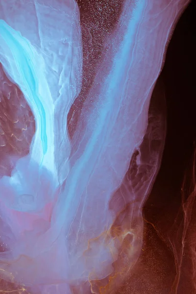 Mavi, pembe, yeşil, mor, kırmızı, kırmızı, sarı, siyah bir arka plan. Orijinal alkol mürekkebi resminin bir parçası. Modern sanat. Soyut renkli arka plan, duvar kağıdı. Mermer dokusu. Modern afişler için Sıvı Sanat, ruhani grafik tasarımı.