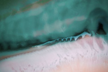 Renkli soyut epoksi reçine resminin makro fotoğrafı. Tasarım kapağı, yıllık rapor, davetiye, el ilanı, sunum, ambalaj, poster, kartvizit, düğün davetiyesi için başvurulabilir. Modern sancak için modern sıvı sanat, ruhani grafik tasarım.