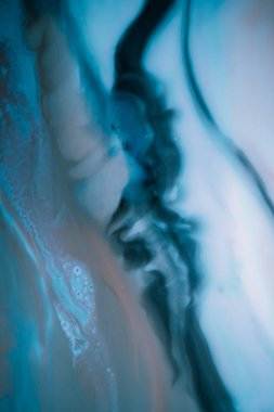 Renkli soyut epoksi reçine resminin makro fotoğrafı. Tasarım kapağı, yıllık rapor, davetiye, el ilanı, sunum, ambalaj, poster, kartvizit, düğün davetiyesi için başvurulabilir. Modern sancak için modern sıvı sanat, ruhani grafik tasarım.