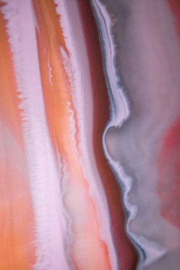 Renkli soyut epoksi reçine resminin makro fotoğrafı. Tasarım kapağı, yıllık rapor, davetiye, el ilanı, sunum, ambalaj, poster, kartvizit, düğün davetiyesi için başvurulabilir. Modern sancak için modern sıvı sanat, ruhani grafik tasarım.