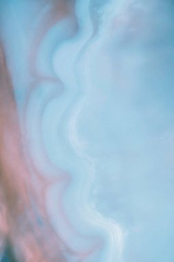 Renkli soyut epoksi reçine resminin makro fotoğrafı. Tasarım kapağı, yıllık rapor, davetiye, el ilanı, sunum, ambalaj, poster, kartvizit, düğün davetiyesi için başvurulabilir. Modern sancak için modern sıvı sanat, ruhani grafik tasarım.