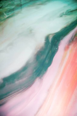 Renkli soyut epoksi reçine resminin makro fotoğrafı. Tasarım kapağı, yıllık rapor, davetiye, el ilanı, sunum, ambalaj, poster, kartvizit, düğün davetiyesi için başvurulabilir. Modern sancak için modern sıvı sanat, ruhani grafik tasarım.