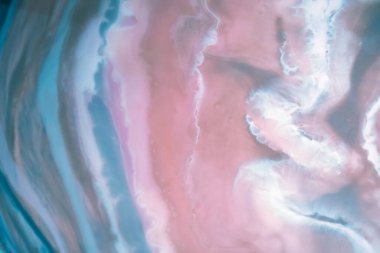 Renkli soyut epoksi reçine resminin makro fotoğrafı. Tasarım kapağı, yıllık rapor, davetiye, el ilanı, sunum, ambalaj, poster, kartvizit, düğün davetiyesi için başvurulabilir. Modern sancak için modern sıvı sanat, ruhani grafik tasarım.