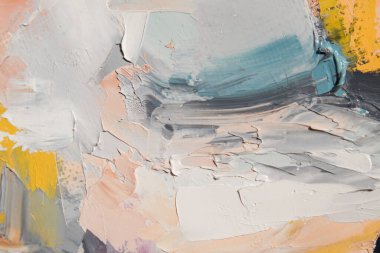 Parça. Çok renkli desenli boya. Soyut sanat geçmişi. Tuval üzerine yağ. Sert fırça darbeleri. Yağlı boya ve palet bıçağıyla yapılmış bir resmin yakın çekimi. Yüksek desenli, yüksek kaliteli detaylar.