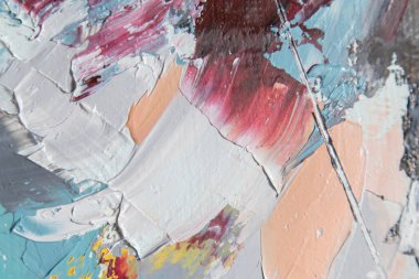 Parça. Çok renkli desenli boya. Soyut sanat geçmişi. Tuval üzerine yağ. Sert fırça darbeleri. Yağlı boya ve palet bıçağıyla yapılmış bir resmin yakın çekimi. Yüksek desenli, yüksek kaliteli detaylar.