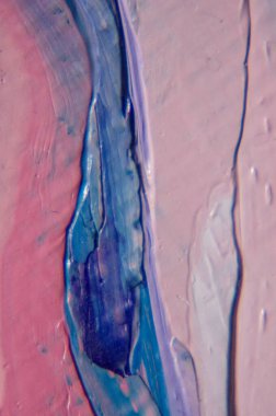 Parça. Çok renkli desenli boya. Soyut sanat geçmişi. Tuval üzerine yağ. Sert fırça darbeleri. Yağlı boya ve palet bıçağıyla yapılmış bir resmin yakın çekimi. Yüksek desenli, yüksek kaliteli detaylar.