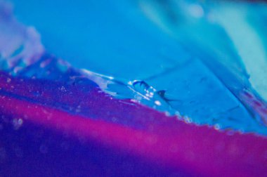 Parça. Çok renkli desenli boya. Soyut sanat geçmişi. Tuval üzerine yağ. Sert fırça darbeleri. Yağlı boya ve palet bıçağıyla yapılmış bir resmin yakın çekimi. Yüksek desenli, yüksek kaliteli detaylar.