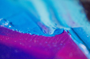 Parça. Çok renkli desenli boya. Soyut sanat geçmişi. Tuval üzerine yağ. Sert fırça darbeleri. Yağlı boya ve palet bıçağıyla yapılmış bir resmin yakın çekimi. Yüksek desenli, yüksek kaliteli detaylar.