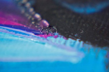 Parça. Çok renkli desenli boya. Soyut sanat geçmişi. Tuval üzerine yağ. Sert fırça darbeleri. Yağlı boya ve palet bıçağıyla yapılmış bir resmin yakın çekimi. Yüksek desenli, yüksek kaliteli detaylar.