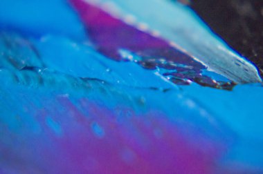 Parça. Çok renkli desenli boya. Soyut sanat geçmişi. Tuval üzerine yağ. Sert fırça darbeleri. Yağlı boya ve palet bıçağıyla yapılmış bir resmin yakın çekimi. Yüksek desenli, yüksek kaliteli detaylar.