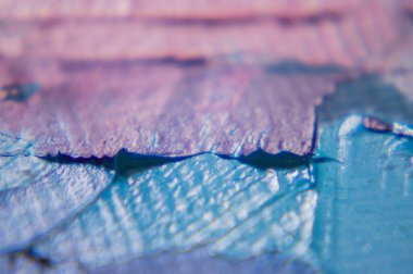 Parça. Çok renkli desenli boya. Soyut sanat geçmişi. Tuval üzerine yağ. Sert fırça darbeleri. Yağlı boya ve palet bıçağıyla yapılmış bir resmin yakın çekimi. Yüksek desenli, yüksek kaliteli detaylar.