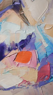 Parça. Çok renkli desenli boya. Soyut sanat geçmişi. Tuval üzerine yağ. Sert fırça darbeleri. Yağlı boya ve palet bıçağıyla yapılmış bir resmin yakın çekimi. Yüksek desenli, yüksek kaliteli detaylar.