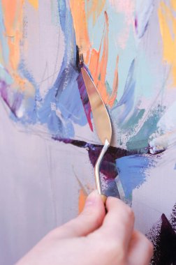 Tuval üzerindeki yağlı boya palet bıçağıyla yazılır. Yağlı boya ve palet bıçağıyla yapılmış bir resmin resmi.. 
