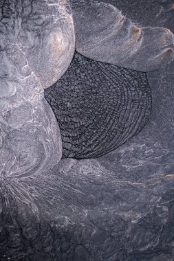 Dramatik siyah, tek renkli soyutlama, ejderha pullarını ya da kek lavlarını anımsatıyor, koyu gri, gümüş ve bronz aksanlarla parıldıyor. Alkolik mürekkep birbirine karışıyor. Modern bir sanat eserinin parçası..