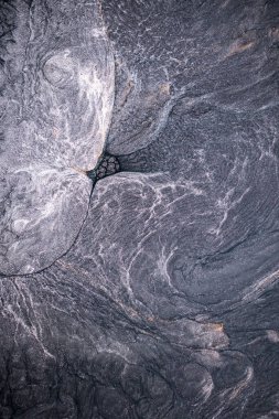 Dramatik siyah, tek renkli soyutlama, ejderha pullarını ya da kek lavlarını anımsatıyor, koyu gri, gümüş ve bronz aksanlarla parıldıyor. Alkolik mürekkep birbirine karışıyor. Modern bir sanat eserinin parçası..