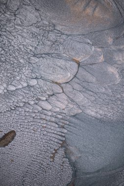 Dramatik siyah, tek renkli soyutlama, ejderha pullarını ya da kek lavlarını anımsatıyor, koyu gri, gümüş ve bronz aksanlarla parıldıyor. Alkolik mürekkep birbirine karışıyor. Modern bir sanat eserinin parçası..
