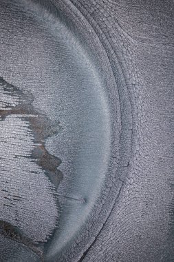 Dramatik siyah, tek renkli soyutlama, ejderha pullarını ya da kek lavlarını anımsatıyor, koyu gri, gümüş ve bronz aksanlarla parıldıyor. Alkolik mürekkep birbirine karışıyor. Modern bir sanat eserinin parçası..