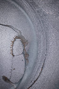 Dramatik siyah, tek renkli soyutlama, ejderha pullarını ya da kek lavlarını anımsatıyor, koyu gri, gümüş ve bronz aksanlarla parıldıyor. Alkolik mürekkep birbirine karışıyor. Modern bir sanat eserinin parçası..