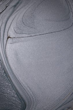 Dramatik siyah, tek renkli soyutlama, ejderha pullarını ya da kek lavlarını anımsatıyor, koyu gri, gümüş ve bronz aksanlarla parıldıyor. Alkolik mürekkep birbirine karışıyor. Modern bir sanat eserinin parçası..